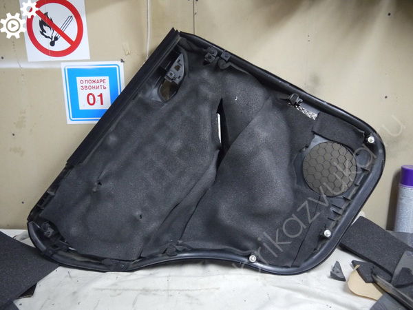Обшивка задней двери Mazda CX-5 I после шумоизоляции