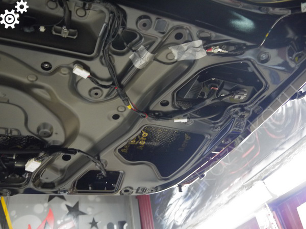 В процессе шумоизоляции Toyota Alphard III