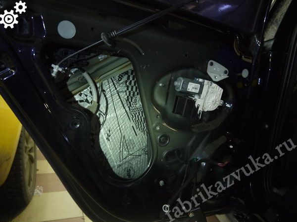 Шумоизоляция внутреннего металла двери Volkswagen Jetta 6 Рестайлинг