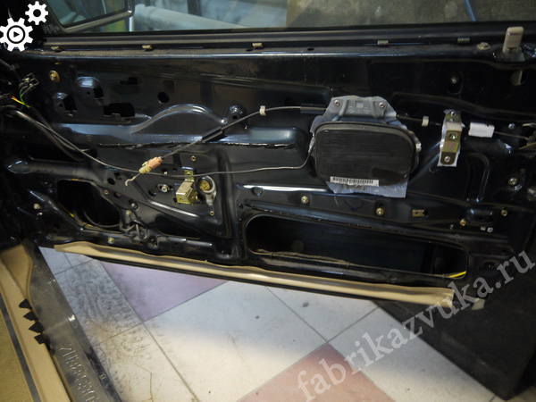 Дверь Merсedes-Benz SL320 R129 перед установкой акустики