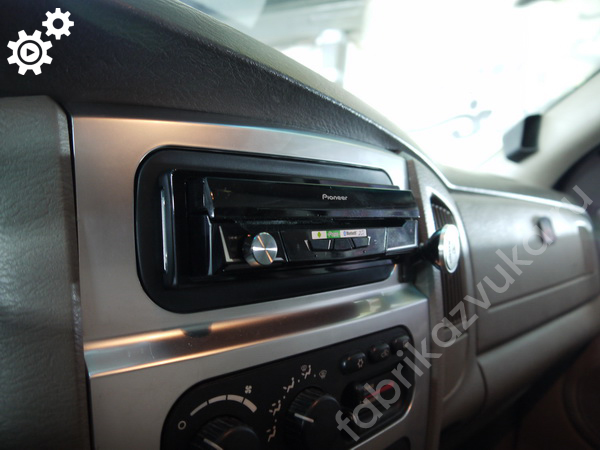 Магнитола с выдвижным дисплеем в Dodge RAM III