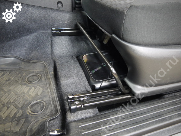 Скрытая установка усилителей в Suzuki Jimny IV