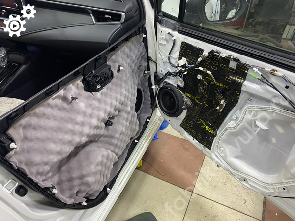 Шумоизоляция обшивки правой передней двери Toyota Corolla XII (E210)