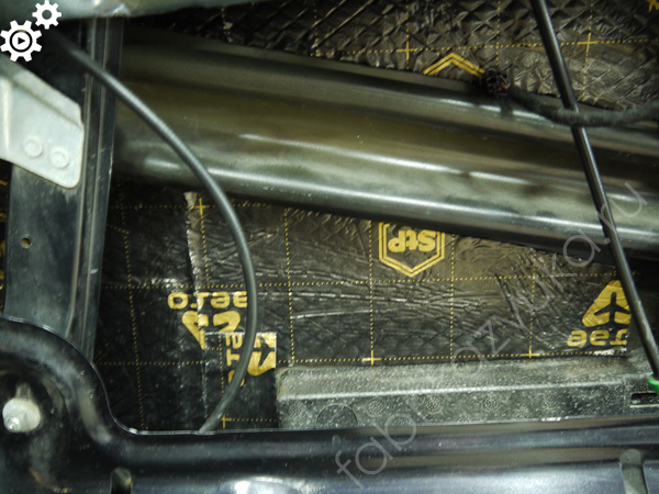 Первый слой шумоизоляции двери Saab 9-3