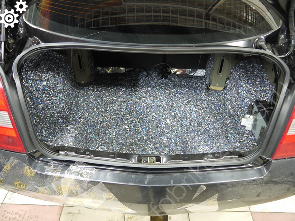 Второй слой шумоизоляции багажника Nissan Primera III