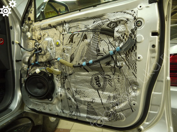 Установка акустики и шумоизоляция дверей в Toyota LC Prado 120