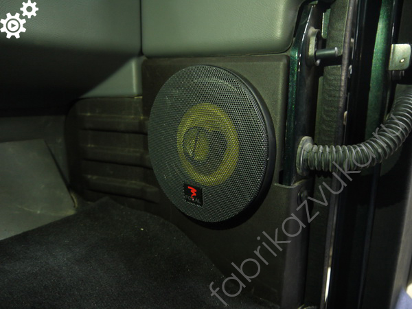 Установка задней акустики в Land Rover Defender
