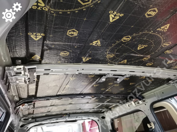 Первый слой шумоизоляции потолка Hyundai H-1 Starex II