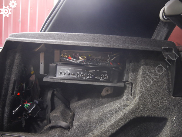 Установка усилителей в крыло багажника Volkswagen Golf 4