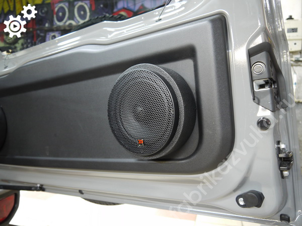 Установка задней акустики в Suzuki Jimny IV