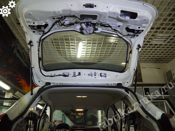 Штатная шумоизоляция крышки багажника Nissan Qashqai II