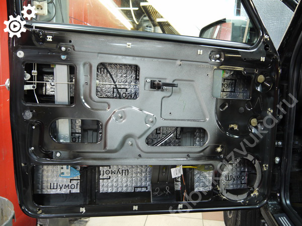 Первый слой виброизоляции левой двери Lada 4x4 Niva