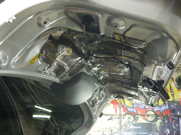 Процесс виброизоляции крышки багажника Volkswagen Polo VI