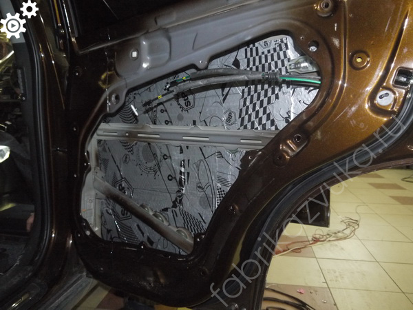 Шумоизоляция внутреннего металла двери Kia Sorento II Рестайлинг