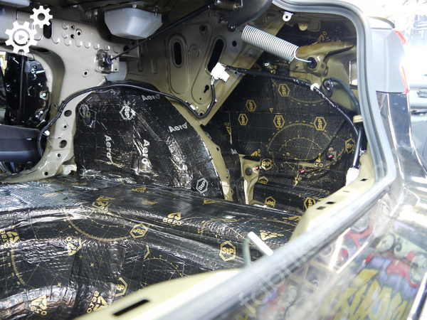 Правое крыло багажника Toyota Camry VIII - первый слой виброизоляции