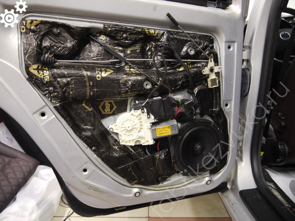 Тыловая акустика в Volkswagen Golf 4