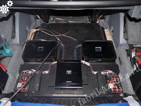 Установка усилителей на площадку в BMW 325i E93