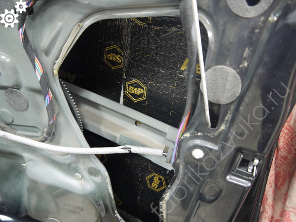 Внутренний слой шумоизоляции двери Volvo XC90