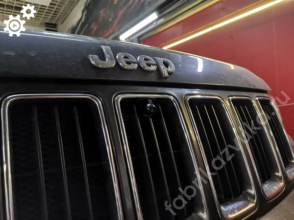 Монтаж камеры переднего вида на Jeep Grand Cherokee WK2