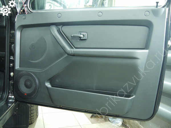 Акустика в передних дверях Lada 4x4 Niva