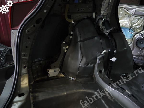 Шумоизоляция колесных арок Toyota RAV4 - второй слой