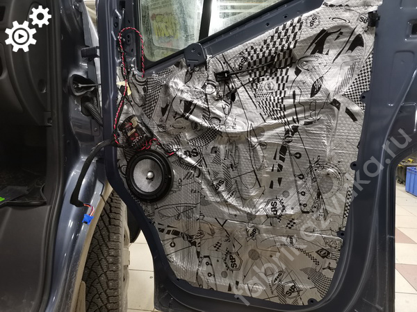 Правая дверь Renault Master - виброизоляция внешнего металла