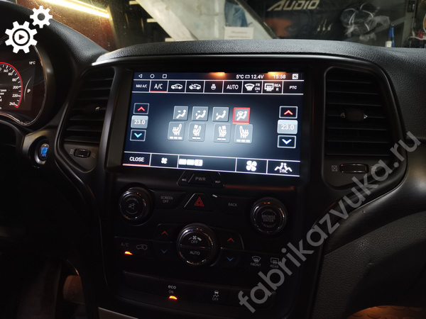 Магнитола с навигацией в Jeep Grand Cherokee WK2