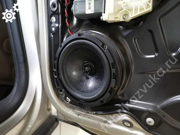 Установка задних динамиков Урал в Volkswagen Passat B6