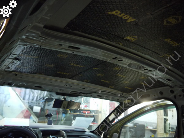 Первый слой шумоизоляции потолка Renault Duster