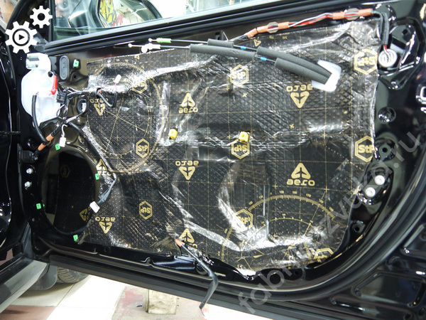 Правая передняя дверь Toyota Camry VIII - виброизоляция внешнего металла