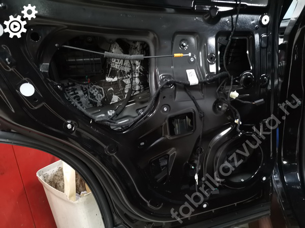 Первый слой изоляции левой задней двери Jetour Dashing