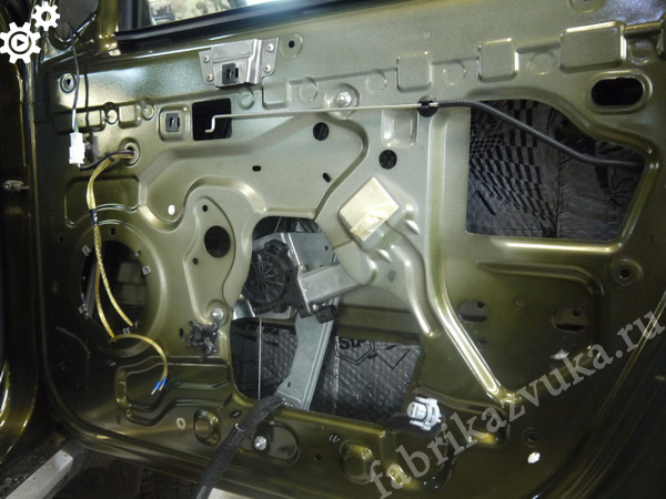 Шумоизоляция внутренней обшивки передней двери Renault Duster I рестайлинг