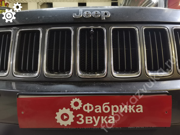 Передняя камера на Jeep Grand Cherokee WK2