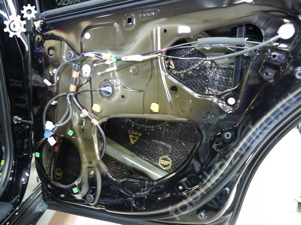 Первый слой виброизоляции правой задней двери | Toyota Camry VIII (XV70)