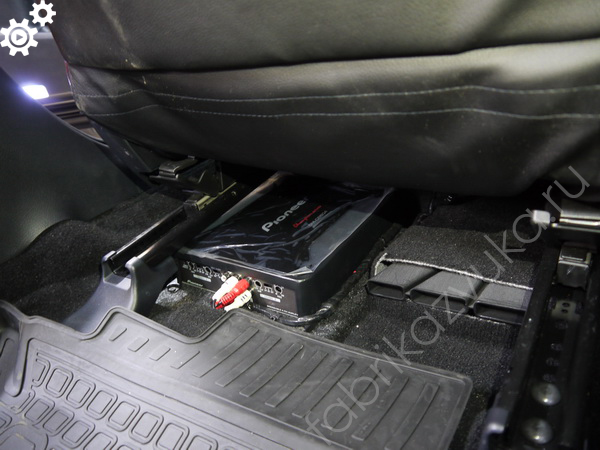 Скрытая установка усилителя в Toyota Camry V50