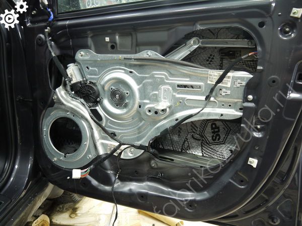 Первый слой шумоизоляции двери Kia Sportage III