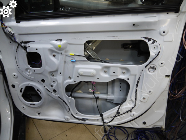 Штатная шумоизоляция правой передней двери Mitsubishi Outlander III