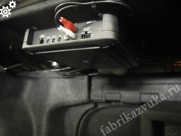 Установка автоусилителя в багажник Toyota Camry