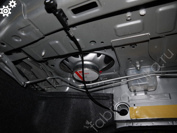 Установка акустики в багажную полку Toyota Camry V40