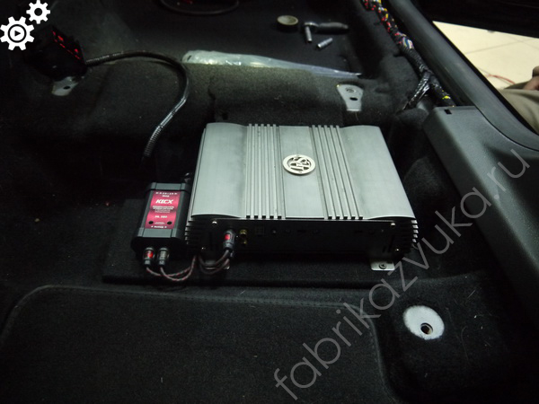 Скрытая установка усилителя в Ford Fiesta Mk6