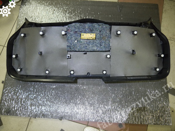 Шумоизоляции обшивки крышки багажника Nissan Qashqai II - второй слой