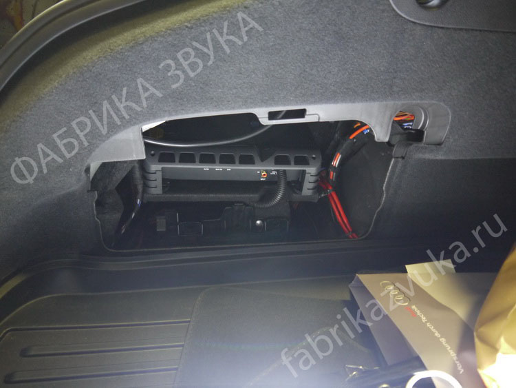 Усилитель Alpine PMX-T320 на Audi A7
