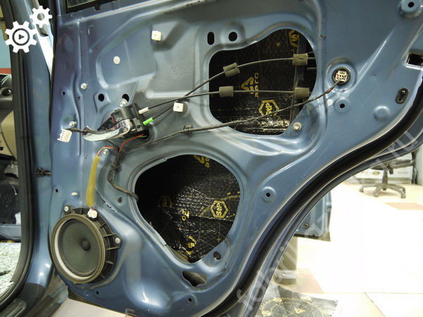 Правая задняя дверь Toyota RAV4 III - первый слой виброизоляции
