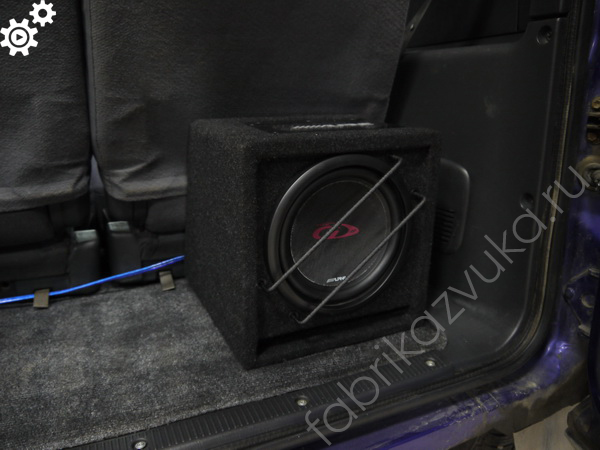 Установка фазоинверторного сабвуфера в Toyota RAV4