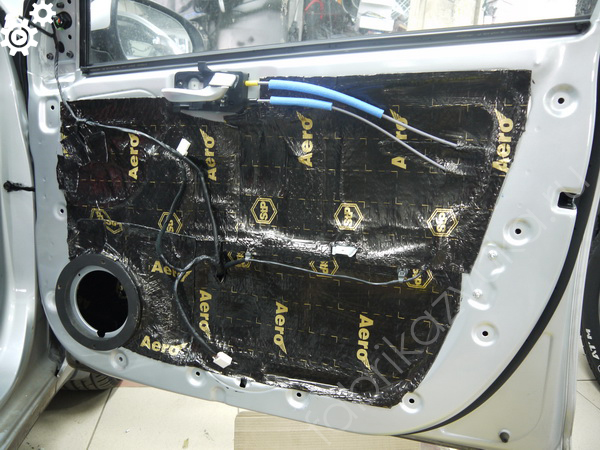 Виброизоляция в 2 слоя передней правой двери | Hyundai Solaris II