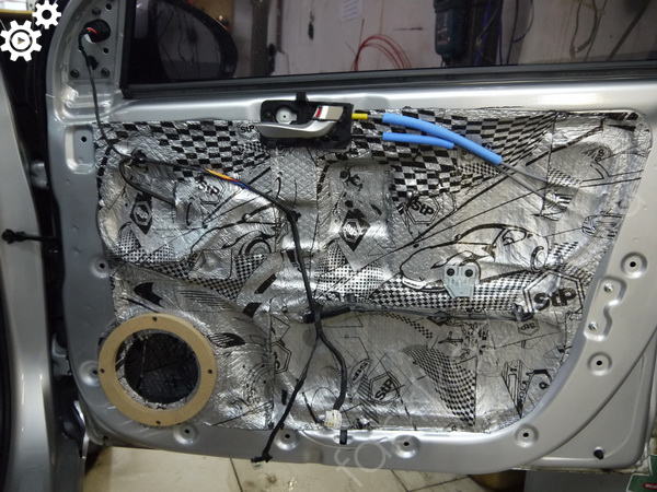 Процесс шумоизоляции дверей Hyundai Solaris II