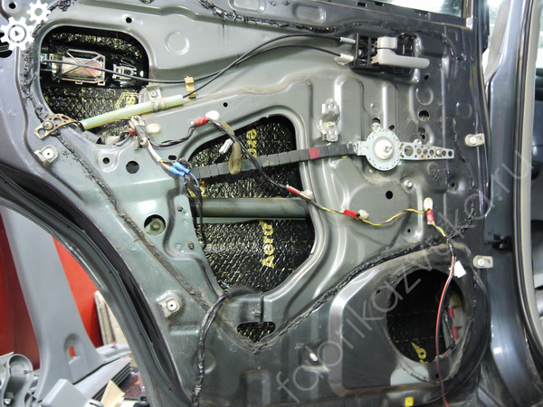 Внутренняя виброизоляция левой задней двери | Toyota Land Cruiser 105