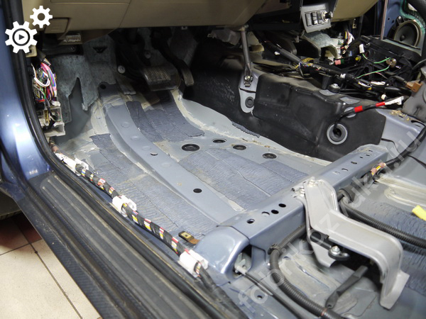 Пол Toyota RAV4 III - до шумоизоляции