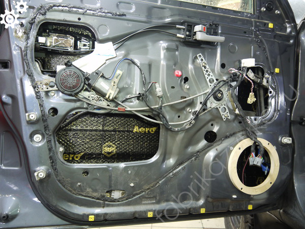 Внутренняя виброизоляция левой передней двери | Toyota Land Cruiser 105