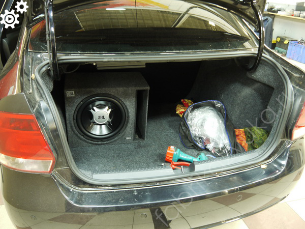Установка пассивного сабвуфера в Volkswagen Polo V